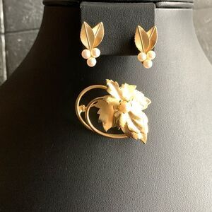Lovely Vintage Genuine Pearls in Brushed Gold Leaves Brooch n CLIP Earrings Set